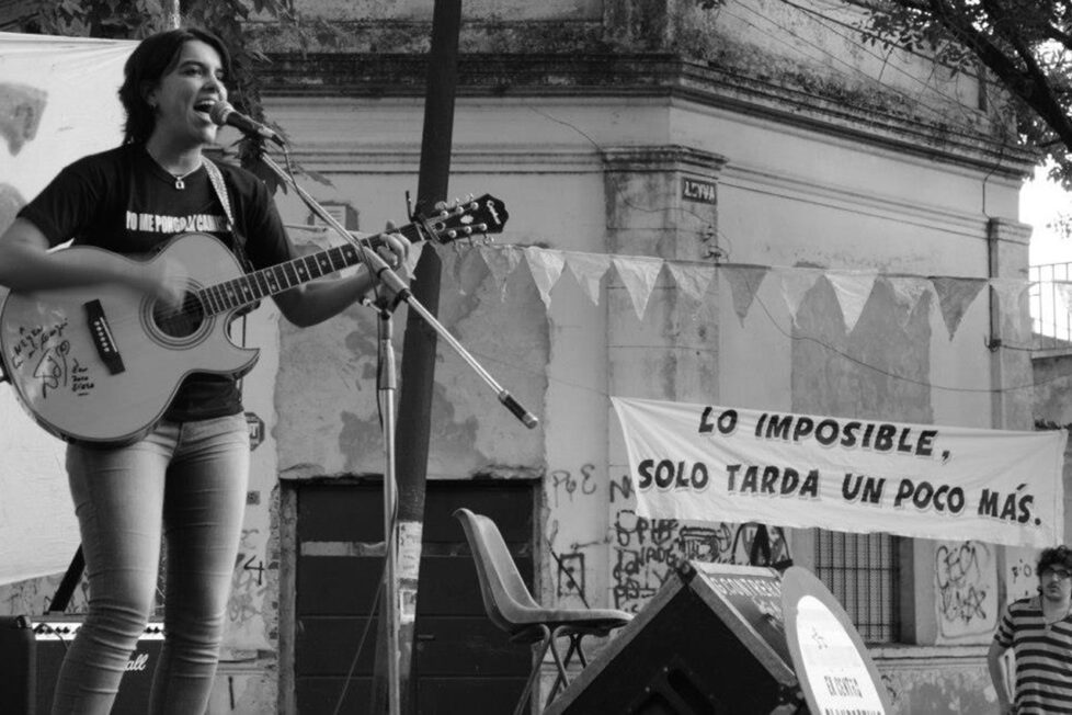 Recital de Neyen Morra en Rosario, cantando a favor del movimiento de las Madres de Plaza de Mayo. Fotografía por cortesía de la cantante