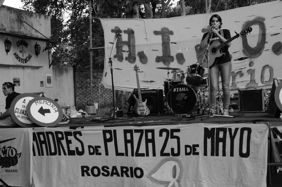 Una joven Neyen Morra, con 20 años de edad, durante un concierto en solidaridad con las Madres Plaza de Mayo en Rosario