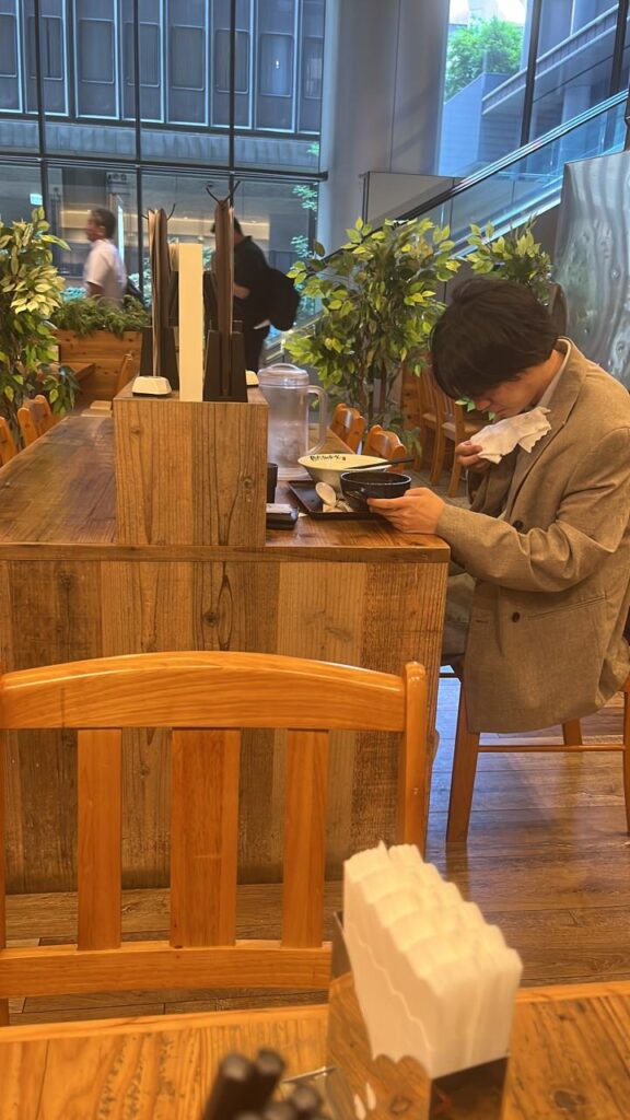 Comensal en el restaurante en Otemachi, Chiyoda. Foto de Óscar Alarcón