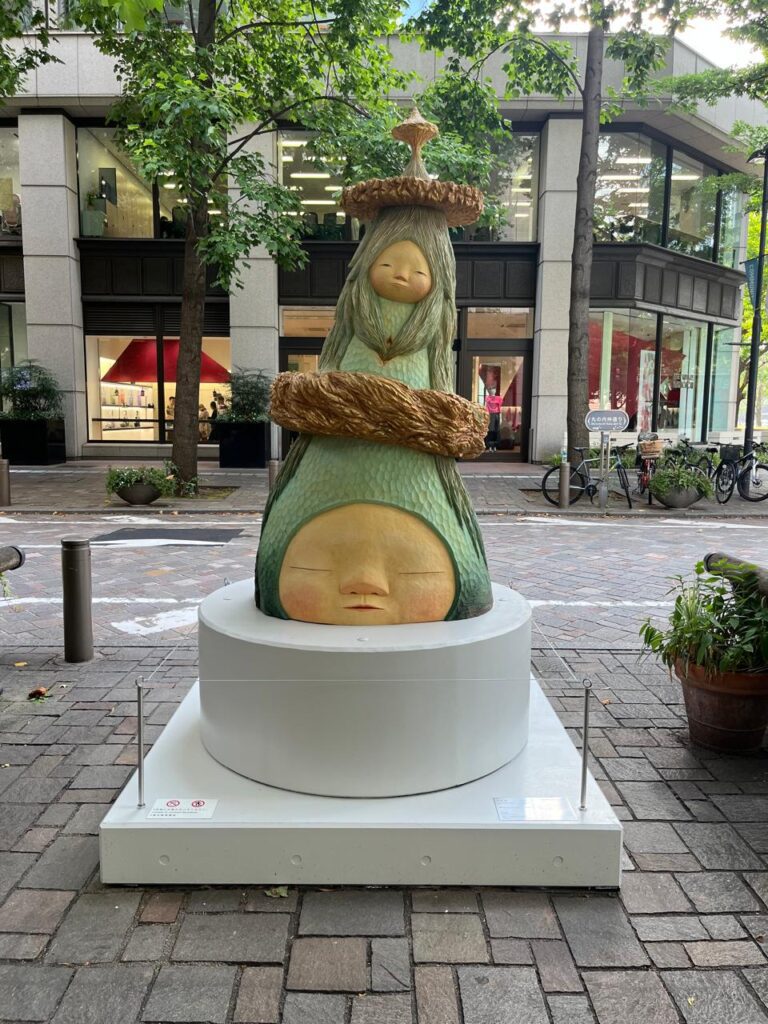 Remolino viajero de Moe Nakamura (Bronce, pintura de uretano, pintura al óleo, 2025). Calles de Tokio. Fotografía de Óscar Alarcón