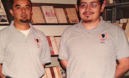 Libreros de viejo jóvenes. Foto por cortesía de Sergio Núñez