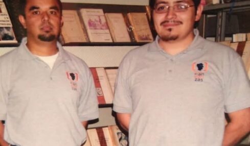 Libreros de viejo jóvenes. Foto por cortesía de Sergio Núñez