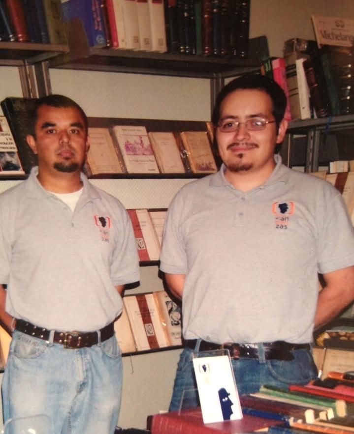 Libreros de viejo jóvenes. Foto por cortesía de Sergio Núñez