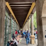 Pasillo a un costado del panteón de San Fernando. Fotografía de Óscar Alarcón