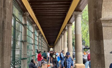 Pasillo a un costado del panteón de San Fernando. Fotografía de Óscar Alarcón