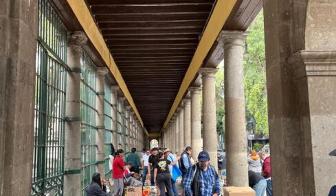 Pasillo a un costado del panteón de San Fernando. Fotografía de Óscar Alarcón