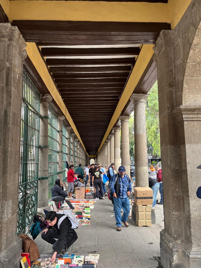 Pasillo a un costado del panteón de San Fernando. Fotografía de Óscar Alarcón
