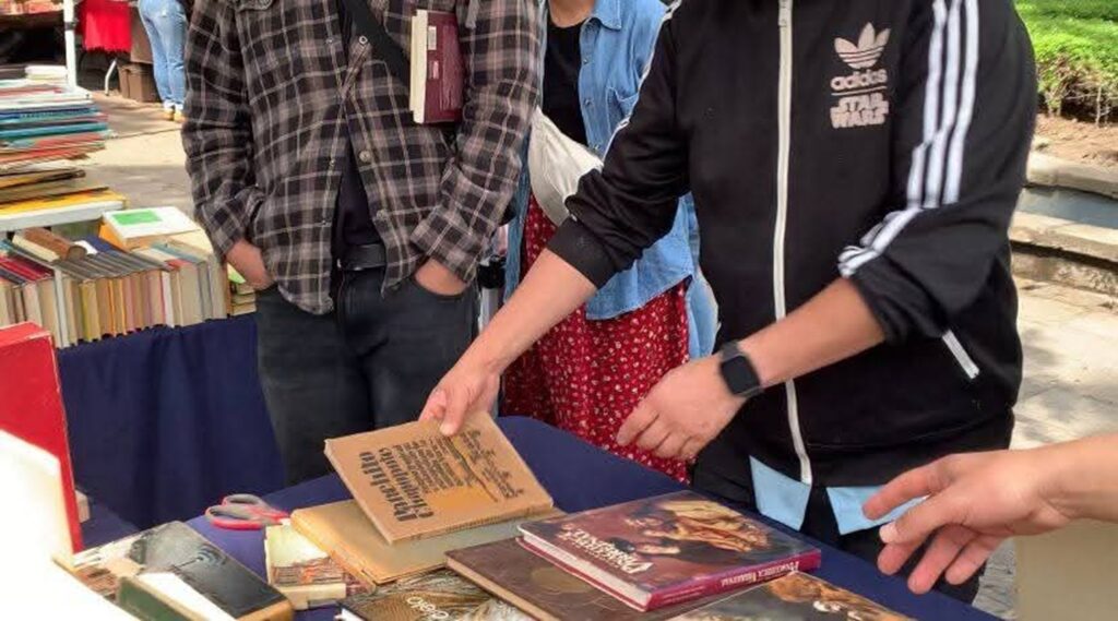 Venta de libros. Foto de Sergio Núñez