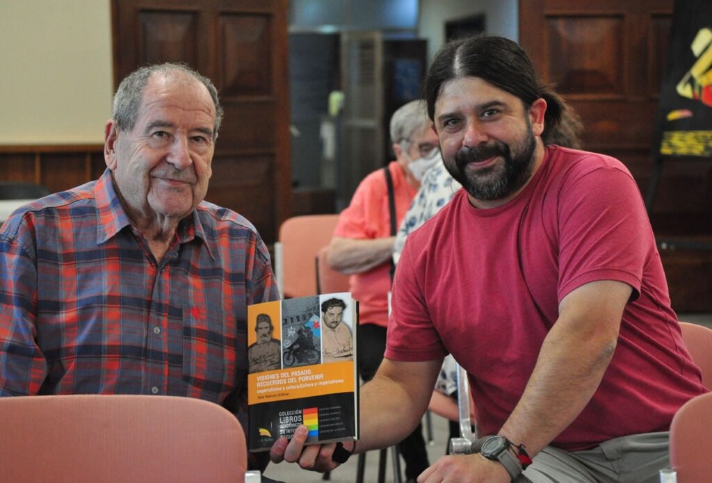 Basko Inchaurraga y Fernando Ojeda (Catuto) con uno de los libros publicados por la investigadora de Nilda Susana Redondo