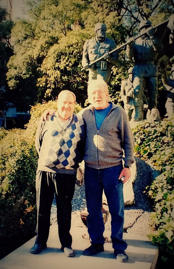 Basko Inchaurraga junto al escritor y poeta pampeano Guillermo Herzel, ambos fueron compañeros en la APEescritorxs (Asociación Pampeana de Escritorxs)