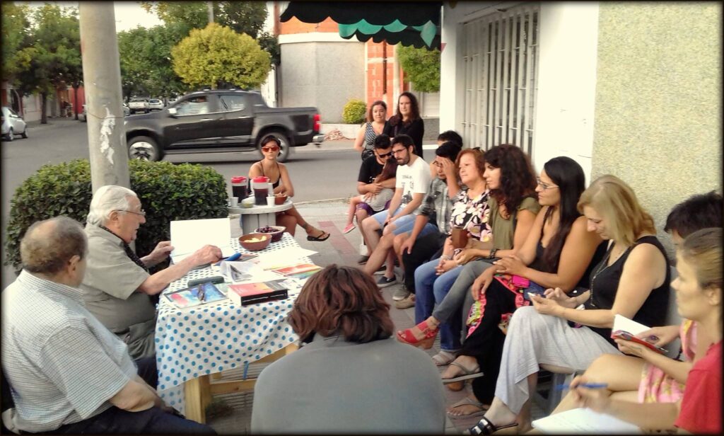 Basko Inchaurraga y Edgar Morisoli en la vereda de libreria KAMIKAZE (librería que perteneció al librero Nicolás Vicente) compartieron poesía y vivencias junto a lectorxs