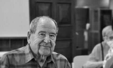 “Hay que mantener el horizonte en su lugar y no perderlo, avanzar hacia él a puro abrazo, seguir y seguir, por el universo de los sueños” (Basko Inchaurraga)