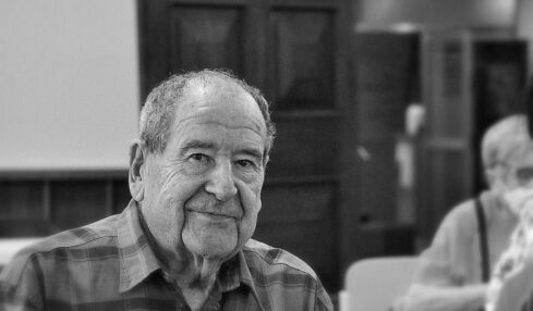 “Hay que mantener el horizonte en su lugar y no perderlo, avanzar hacia él a puro abrazo, seguir y seguir, por el universo de los sueños” (Basko Inchaurraga)