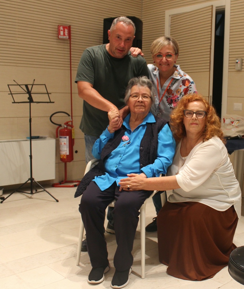 Parados Dario Ubaldo y Adele Nacci Sentadas Norah Zapata-Prill y Natalizia Pinto. Fotografía por cortesía de Javier Claure C.