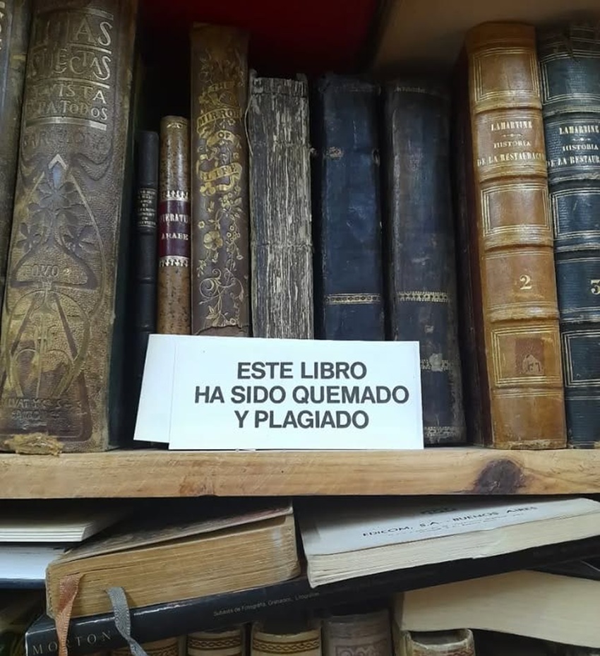 Biblioteca quemada. Fotografía de Sergio Núñez