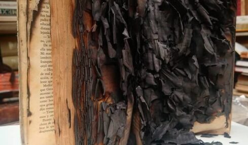Libro quemado. Fotografía de Sergio Núñez