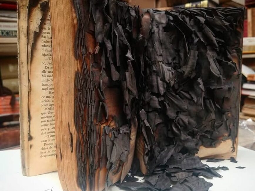 Libro quemado. Fotografía de Sergio Núñez