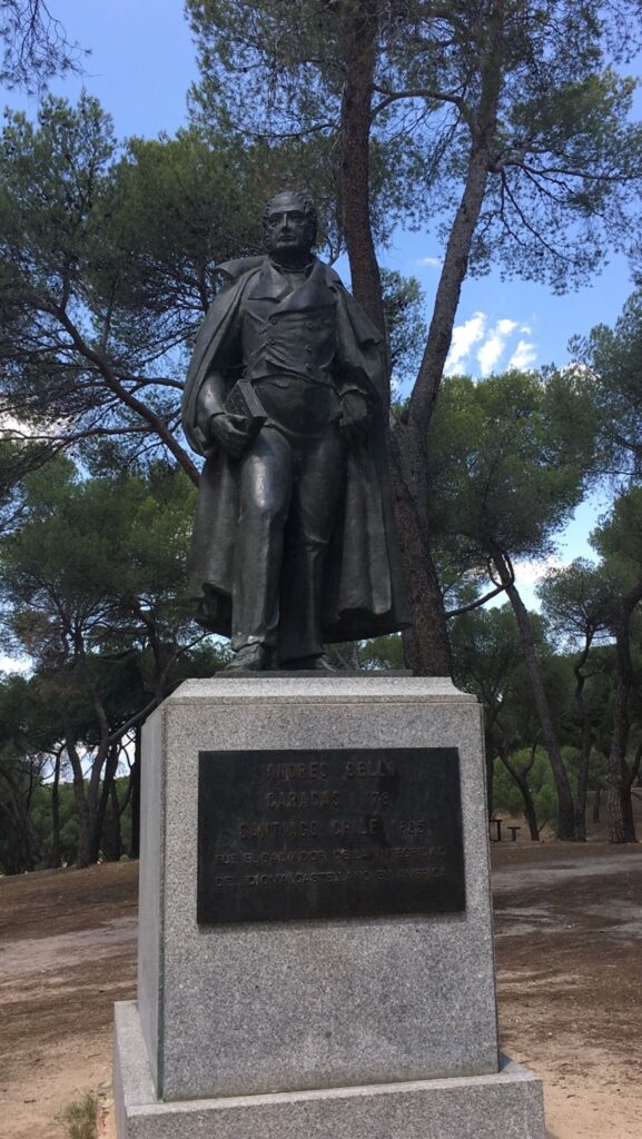 Estatua de Andrés Bello en la Dehesa de la Villa en Madrid España