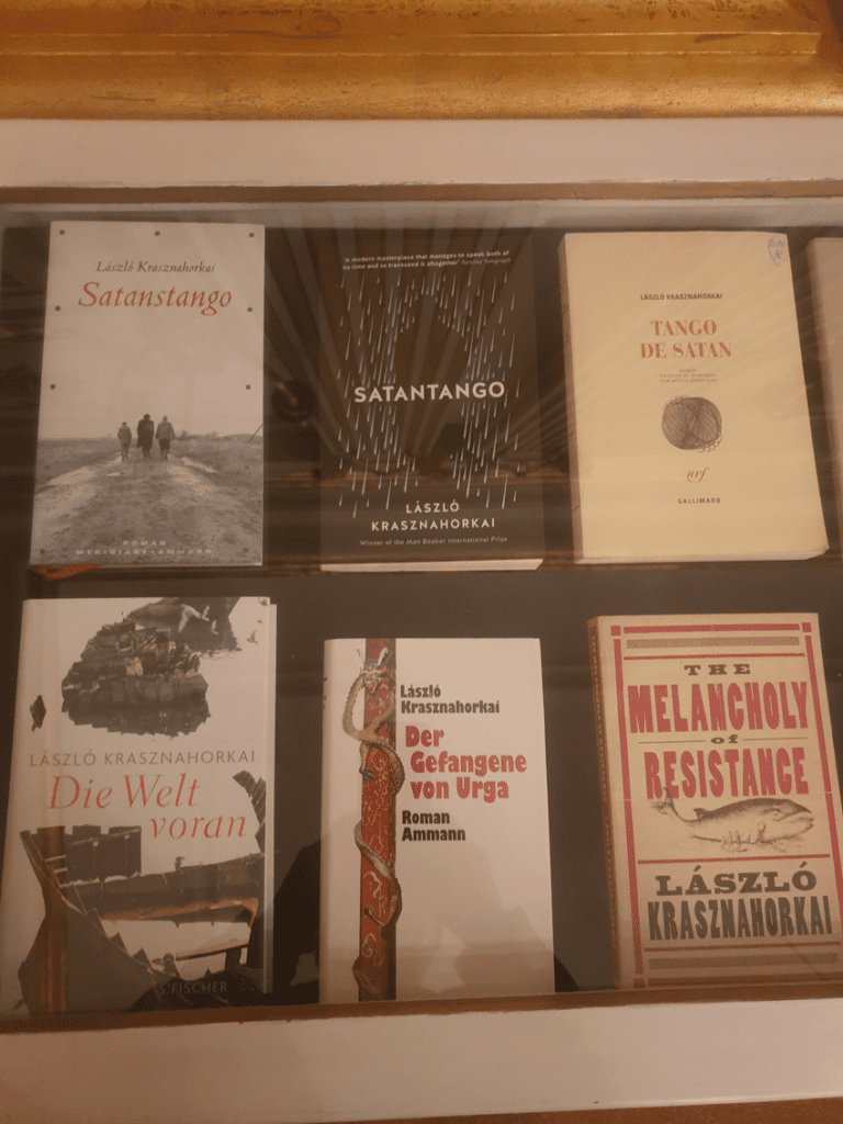 Libros de László Krasznahorkai. Foto de Javier Claure