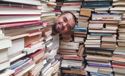 Mi inicio entre los libros. Fotografía por cortesía de Sergio Núñez