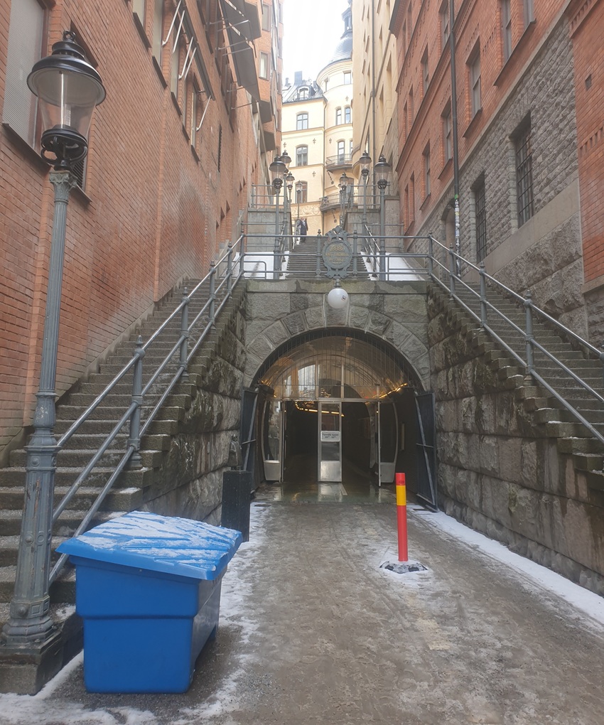 Gradas por donde escapó el asesino. Fotografía de Javier Claure C.