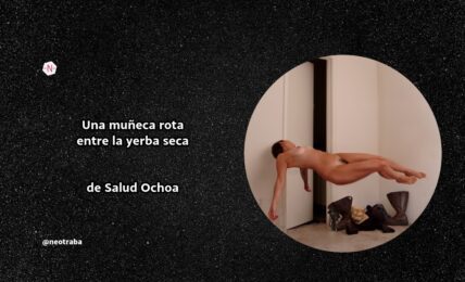 Una muñeca rota entre la yerba seca de Salud Ochoa