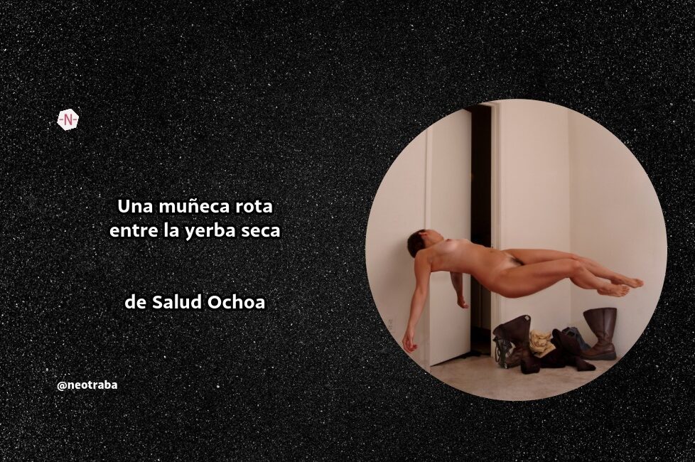Una muñeca rota entre la yerba seca de Salud Ochoa
