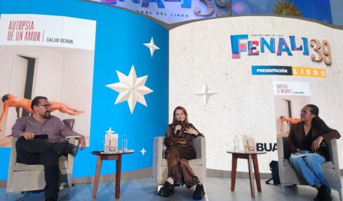 De izquierda a derecha Óscar Alarcón Salud Ochoa y Judith Castañeda durante la presentación de Autopsia de un amor en la FENALI 2026. Foto de Ricardo Castillo