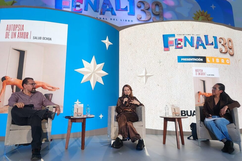De izquierda a derecha Óscar Alarcón Salud Ochoa y Judith Castañeda durante la presentación de Autopsia de un amor en la FENALI 2026. Foto de Ricardo Castillo
