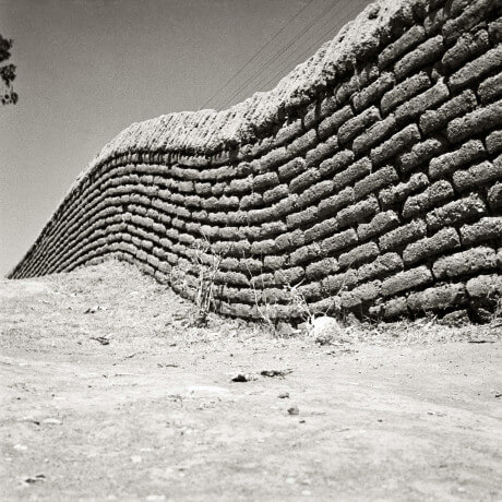 Barda de adobe. Fotografía de Juan Rulfo