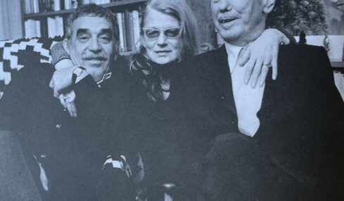 De izquierda a derecha Gabriel García Márquez María Wine y Artur Lundkvist