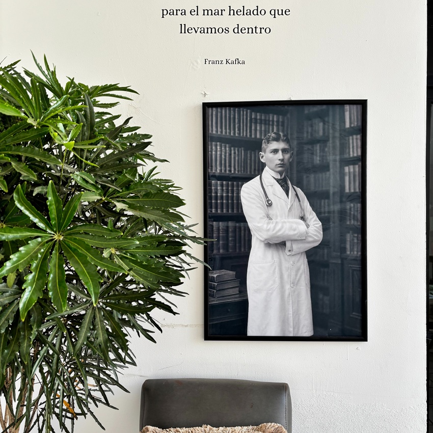 Una de las paredes en la librería Dr. Kafka