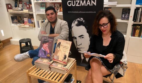 De izquierda a derecha Ricardo E. Tatto y América Pacheco en la presentación del Bestiario del bibliófilo en el FCE España