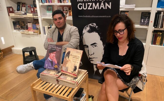 De izquierda a derecha Ricardo E. Tatto y América Pacheco en la presentación del Bestiario del bibliófilo en el FCE España