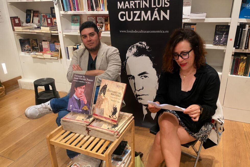 De izquierda a derecha Ricardo E. Tatto y América Pacheco en la presentación del Bestiario del bibliófilo en el FCE España