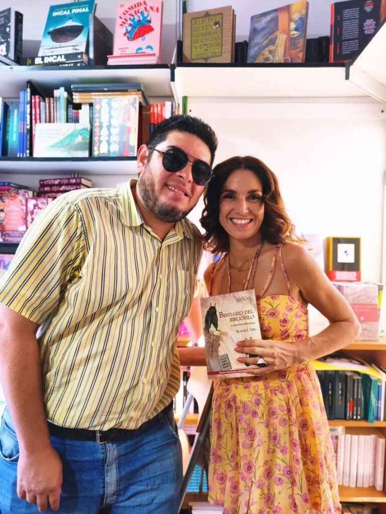 Ricardo E. Tatto con una lectora durante la firma en la feria del libro Madrid