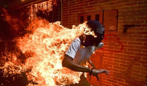 Venezuela Crisis de Ronaldo Schemidt Venezuela. Primer puesto en Categoría Spot News Individual en los World Press Photo Awards 2018