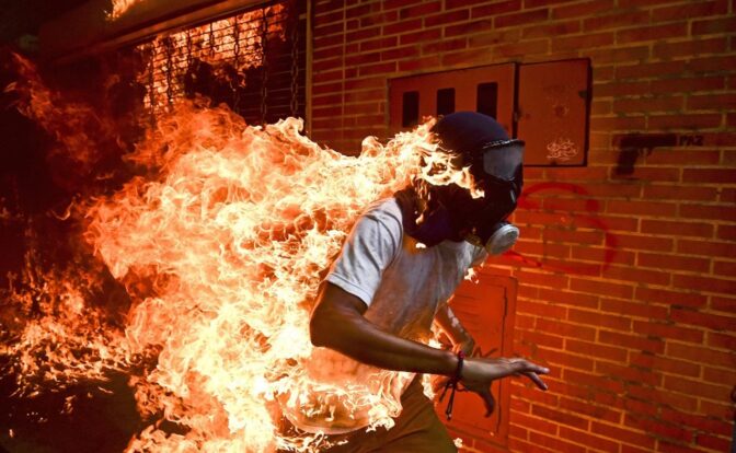 Venezuela Crisis de Ronaldo Schemidt Venezuela. Primer puesto en Categoría Spot News Individual en los World Press Photo Awards 2018
