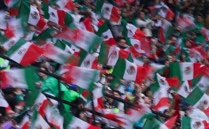 Afición en el Estadio Azteca imagen tomada de la Fan Page de Mi Selección